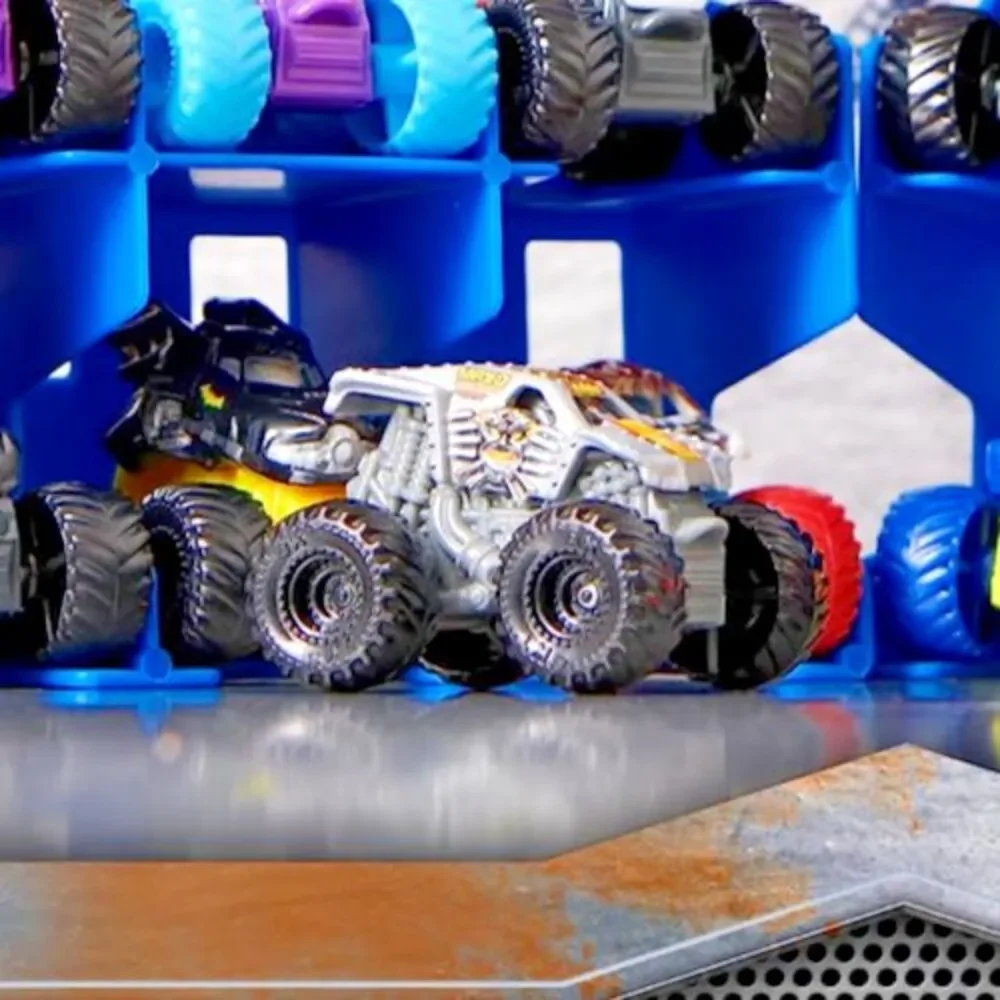 Monster Jam Official Max D Monster Truck, Die-Cast Vehicle 1:87 Scale Model